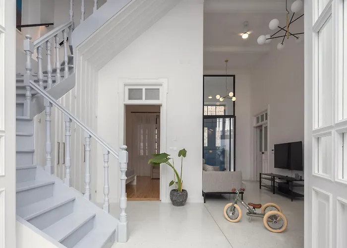 Semesterbostad 1924 Gemini House Jacuzzi, Garden, Rooftop