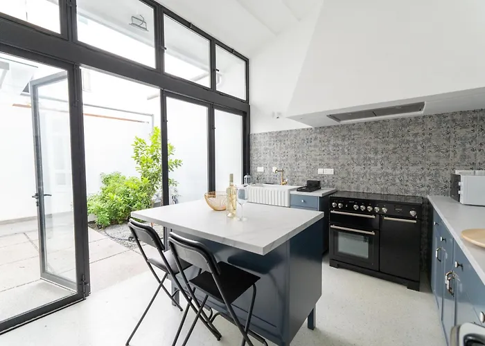 1924 Gemini House Jacuzzi, Garden, Rooftop Ferienhaus *