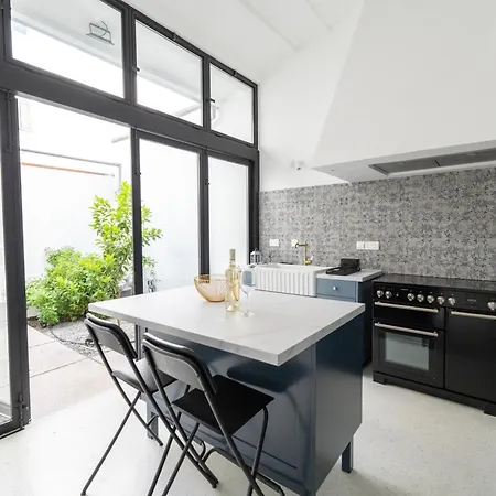 1924 Gemini House Jacuzzi, Garden, Rooftop בית נופש *