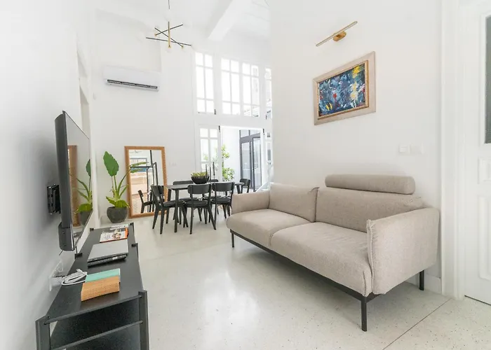 1924 Gemini House Jacuzzi, Garden, Rooftop בית נופש