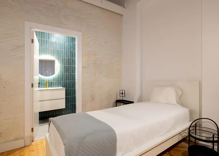 בית נופש 1924 Gemini House Jacuzzi, Garden, Rooftop ניקוסיה